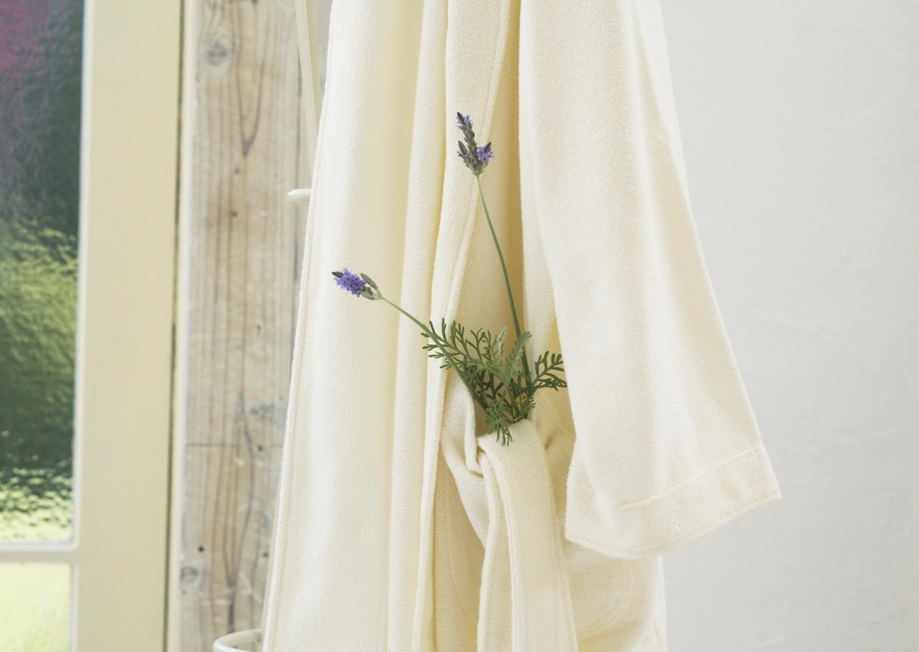 Toalla clara y lavanda en un ambiente de cabina de estética